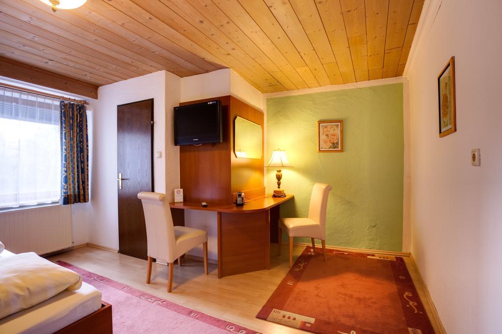 Cityhotel Schwarzer Baer Innsbruck Rum bild