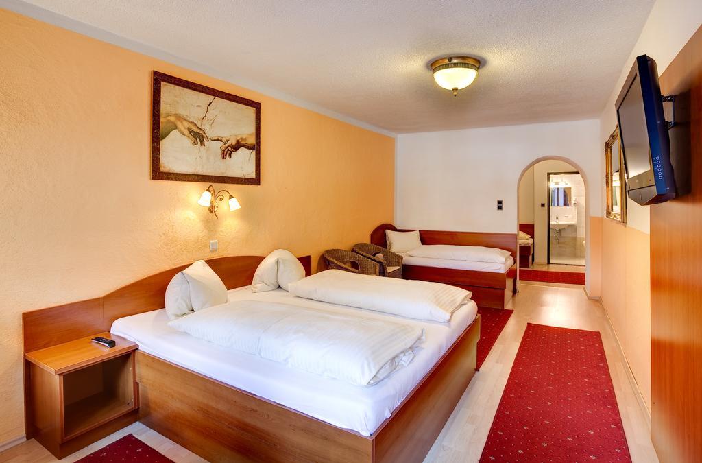 Cityhotel Schwarzer Baer Innsbruck Rum bild
