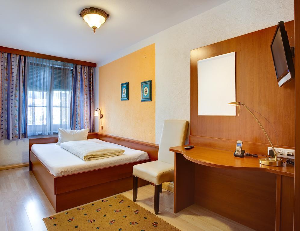 Cityhotel Schwarzer Baer Innsbruck Rum bild