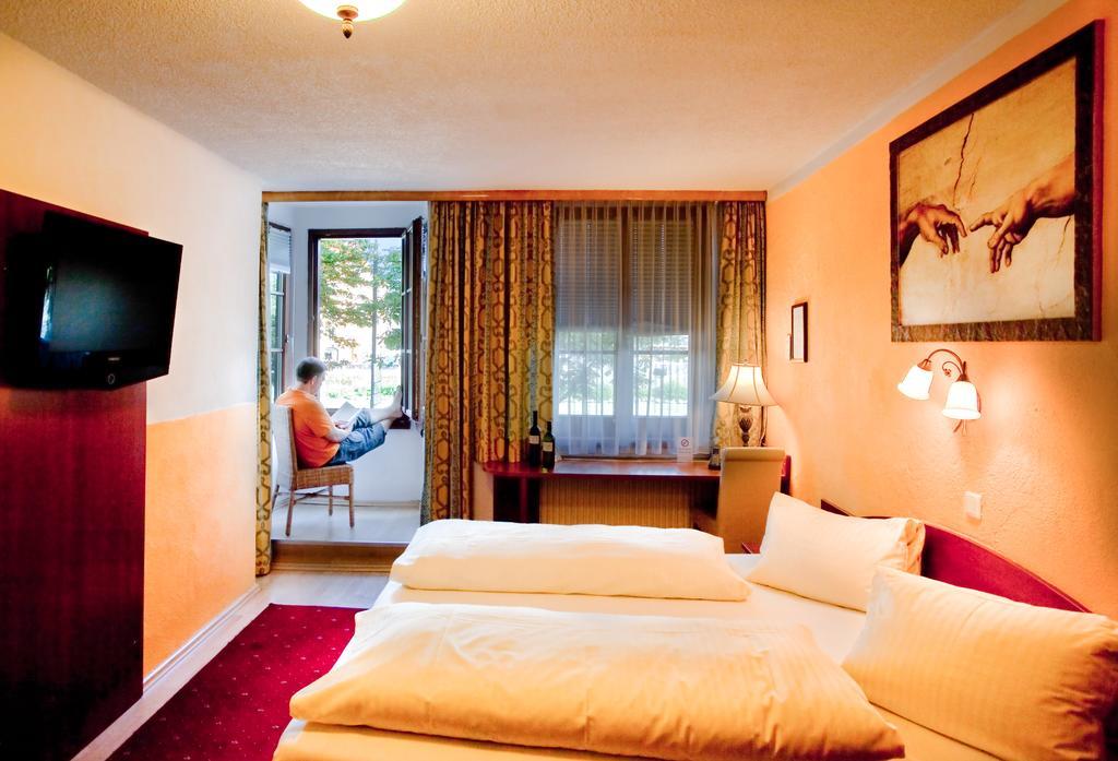 Cityhotel Schwarzer Baer Innsbruck Rum bild