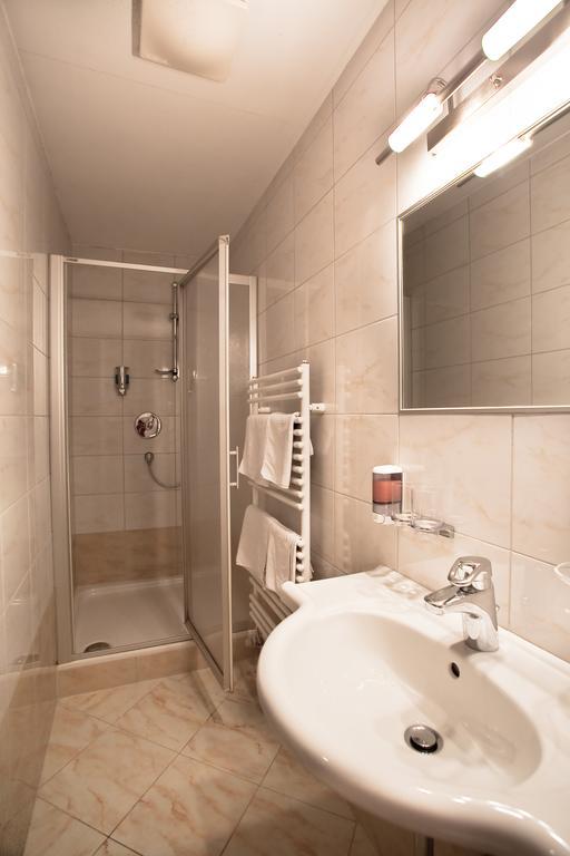 Cityhotel Schwarzer Baer Innsbruck Rum bild